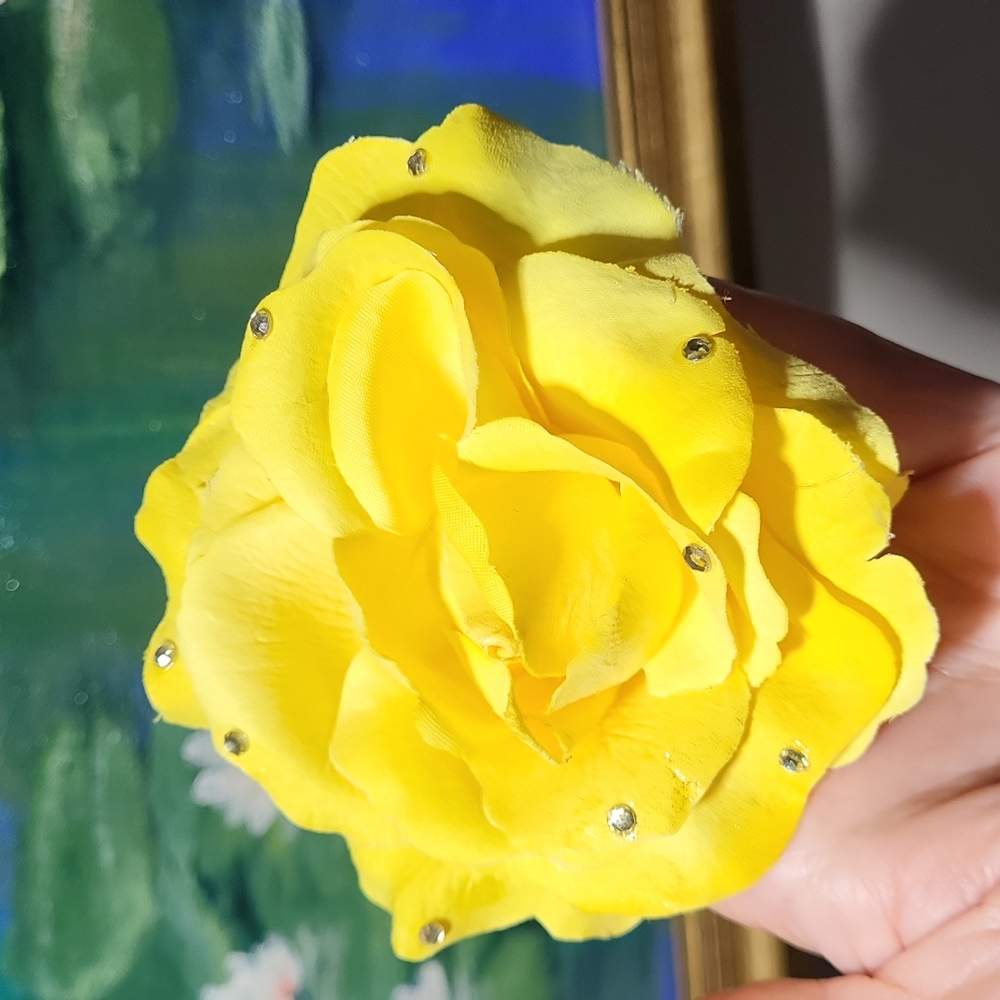 Flower Brooch or Pin 🌼 with Crystals - Picture 4 of 10